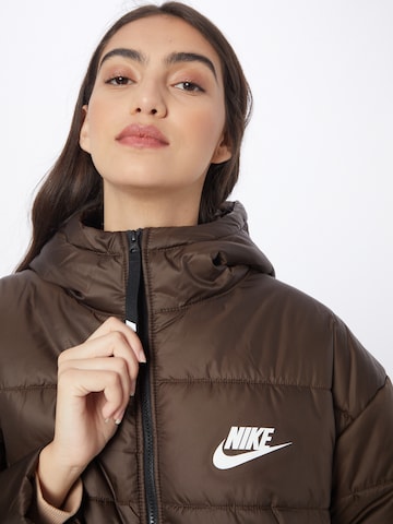 Nike Sportswear Zimní kabát – hnědá