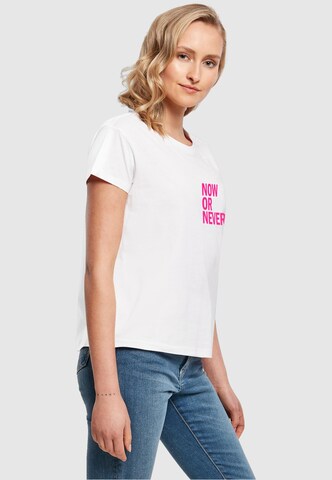 Merchcode T-Shirt 'Now Or Never' in Weiß
