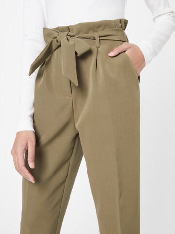 NEW LOOK Regular Pleat-Front Pants 'MILLY' in Green