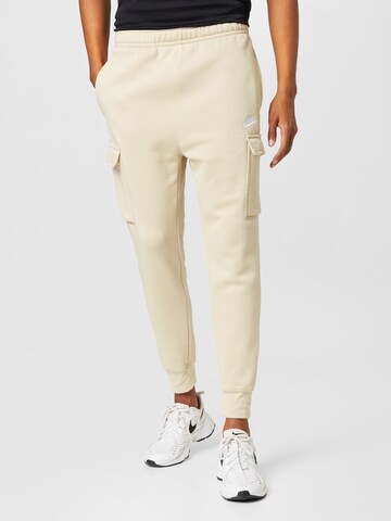 Effilé Pantalon cargo Nike Sportswear en beige : devant