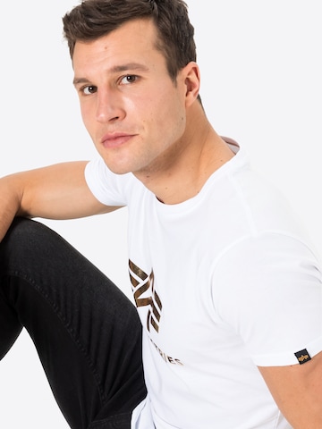 ALPHA INDUSTRIES - Ajuste regular Camiseta en blanco