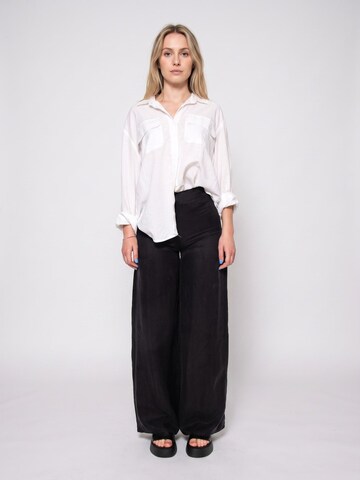 wild pony Luźne Spodnie 'BLACK FLOWY TROUSERS' w kolorze czarny