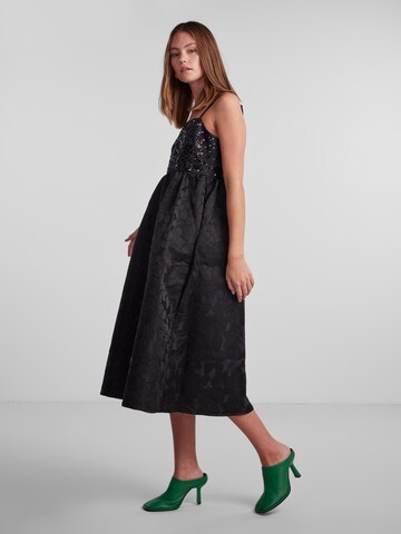 PIECES - Vestido 'MAGGY' em preto