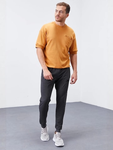 Tommy Life - Skinny Calças de desporto 'Jogginghose' em cinzento