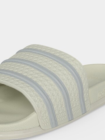 ADIDAS ORIGINALS Pantoletter 'ADILETTE' i grå