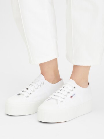 Sneaker low de la SUPERGA pe alb