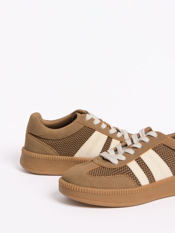 Sneaker bassa di Friends Like These in marrone