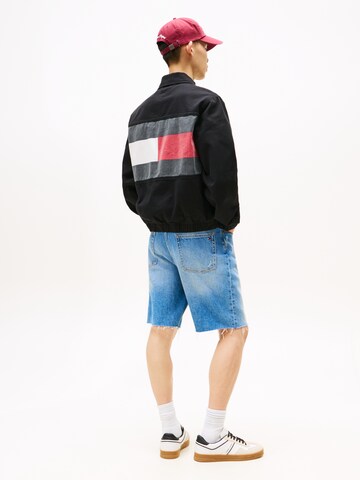 Tommy Jeans Övergångsjacka 'ESSENTIAL' i svart: framsida