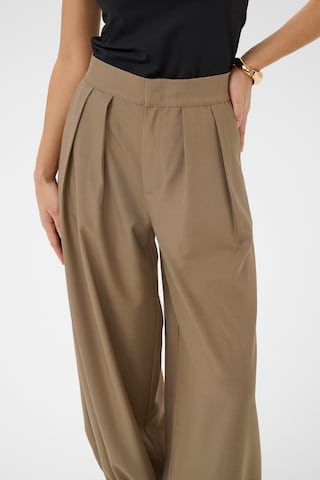 Kaffe Tapered Bukser med lægfolder 'KAJasmine' i beige