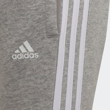 ADIDAS SPORTSWEAR Конический (Tapered) Спортивные штаны 'Essential' в Серый