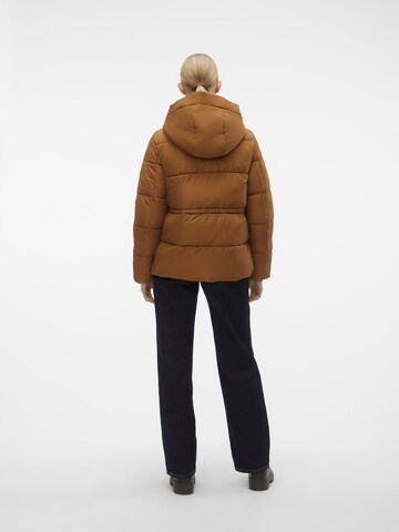 VERO MODA Kurtka zimowa w kolorze brązowy