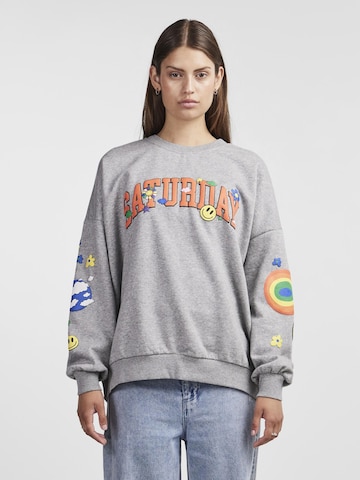 PIECES Sweatshirt 'DINNA' i grå: forside