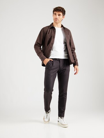 bugatti Tapered Veckad byxa i brun
