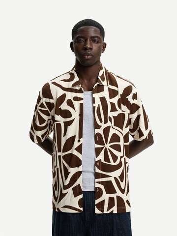 Coupe regular Chemise Bershka en beige : devant