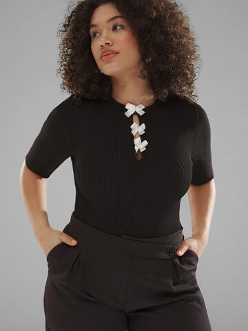 Trendyol Curve Sweater in Black: front