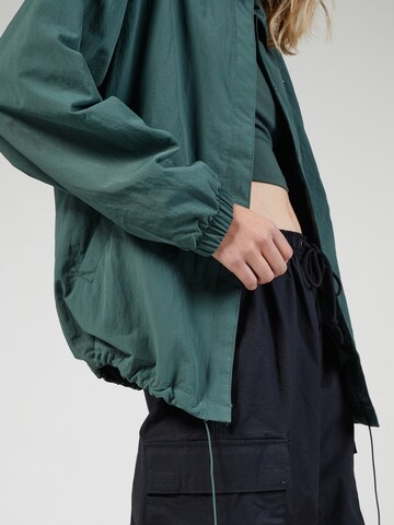 Nike Sportswear Between-season jacket 'Essential' in Green