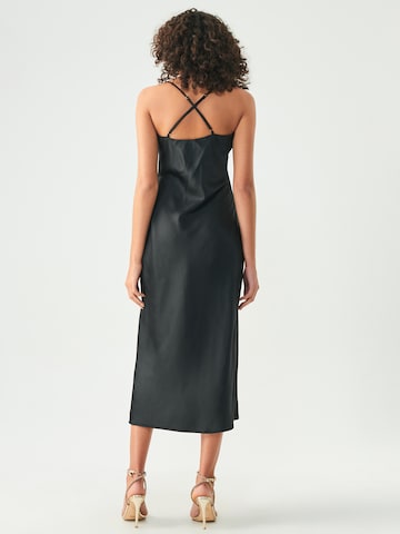 Rochie 'DOME ' de la BWLDR pe negru: spate