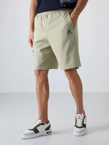 Tommy Life - Perna larga Calças cargo em verde: frente