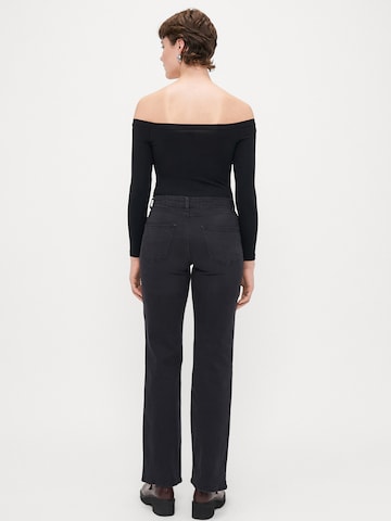 Only Tall Rozkloszowany krój Jeansy 'ONLLUNA' w kolorze czarny