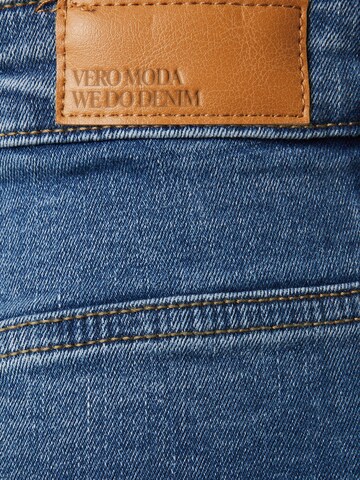 Vero Moda Tall Slimfit Jeans 'SANDRA' in Blauw