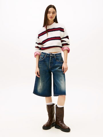 Pulover de la Tommy Jeans pe alb