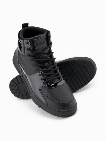 Sneaker alta di Ombre in nero