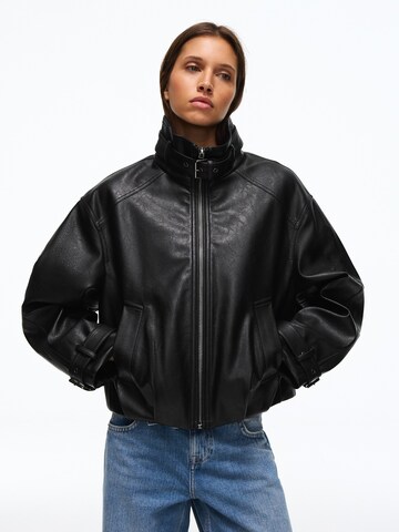 Geacă de primăvară-toamnă de la Bershka pe negru: față