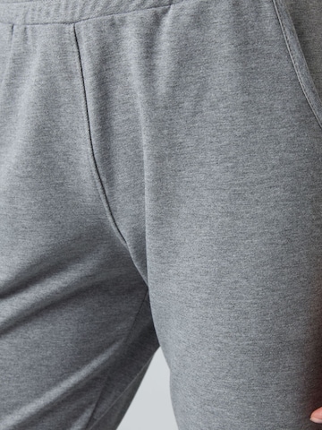 Tommy Life Regular Trousers in Grey