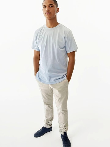 A Question Of (AQO) Bluser & t-shirts 'Anders Tee Garment Dyed' i blå: forside