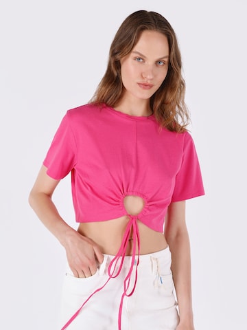 Colin's Shirt in Roze: voorkant
