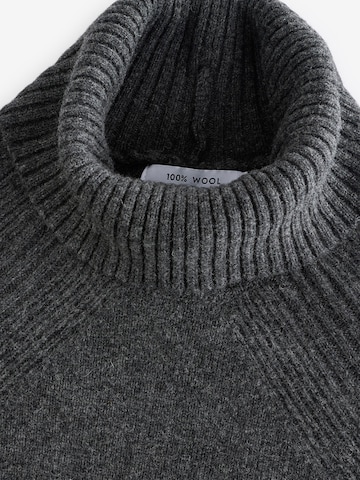 Next Pullover in Grau