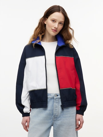 Tommy Jeans Демисезонная куртка в Синий: спереди