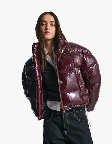 Bershka Зимно яке в червено: отпред