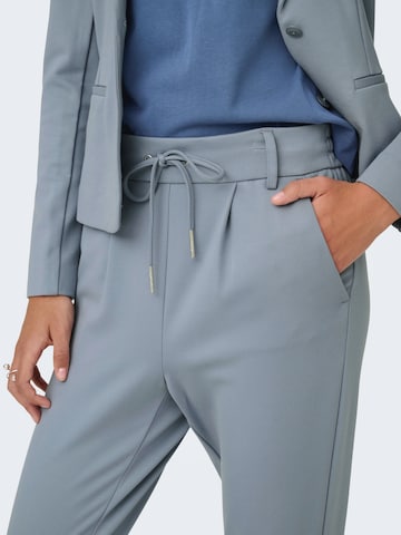 ONLY Слим Брюки со складками 'Poptrash' в Синий