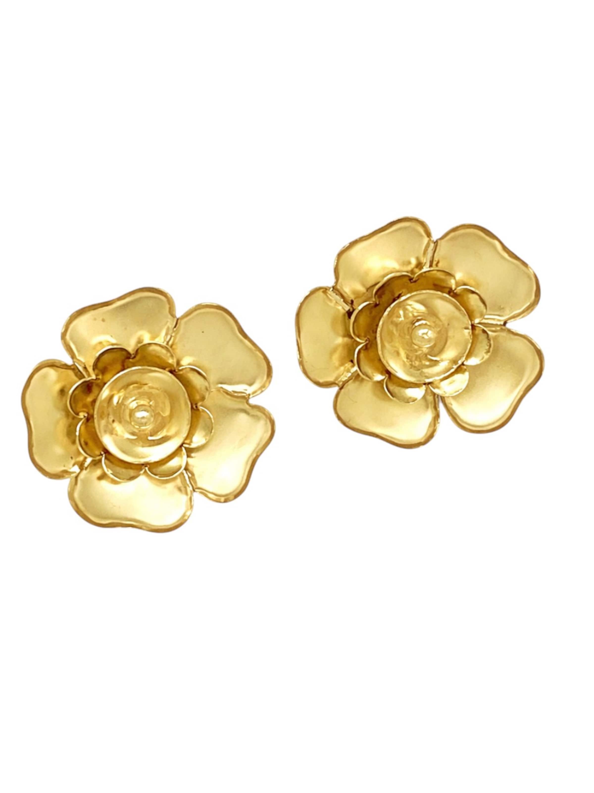 Gloria Mago - Pendientes 'Camellia 3D earrings in gold brass' en oro