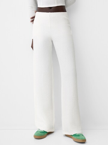 Bershka Wide leg Trousers in White: front