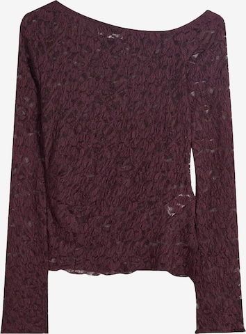 Tricou de la Bershka pe roșu: față