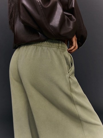 Barrel Pantaloni de la Bershka pe verde