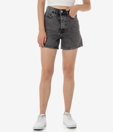 Redbridge Regular Shorts in Grau: predná strana