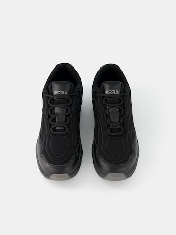 Bershka Sneakers low i svart