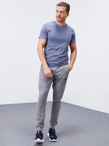 Tommy Life - Skinny Calças de desporto 'Jogginghose' em cinzento