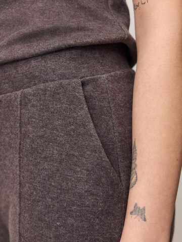 pilka Next Plačios klešnės Kelnės