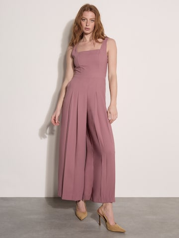 Apricot Crepe Wide-Leg Jumpsuit ' ' in Lila: Vorderseite