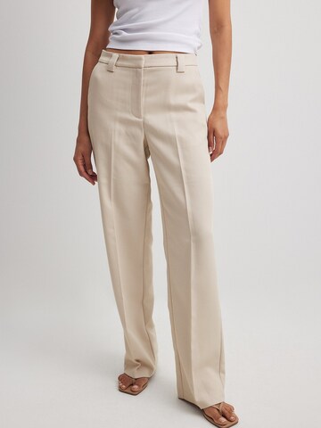 Regular Pantalon à plis NA-KD en beige : devant