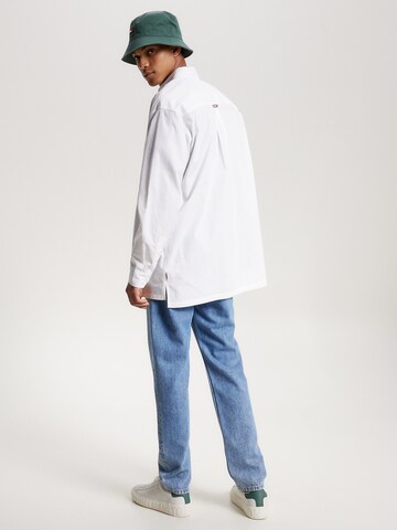 Tommy Jeans جينز مريح قميص بلون أبيض
