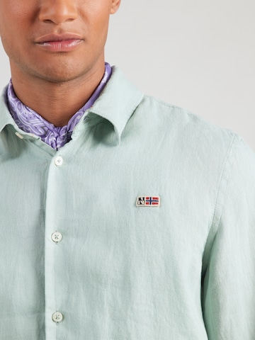 NAPAPIJRI - Ajuste regular Camisa 'GILBERT 1' en verde