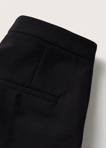 Flared Pantaloni con piega frontale 'Jordan' di MANGO in nero