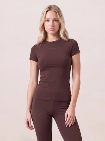 noar studios T-Shirt in Braun: Vorderseite
