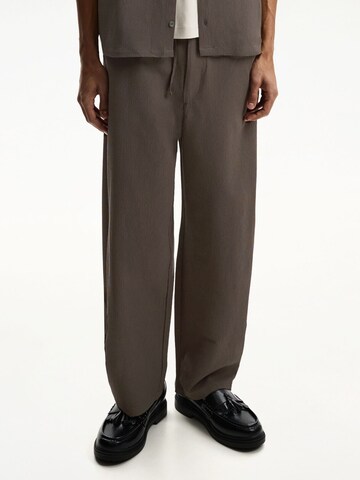 Loosefit Pantalon Bershka en beige : devant