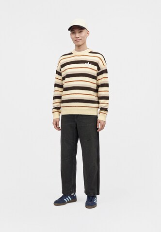 ADIDAS ORIGINALS Svetr 'ESS' – béžová: přední strana